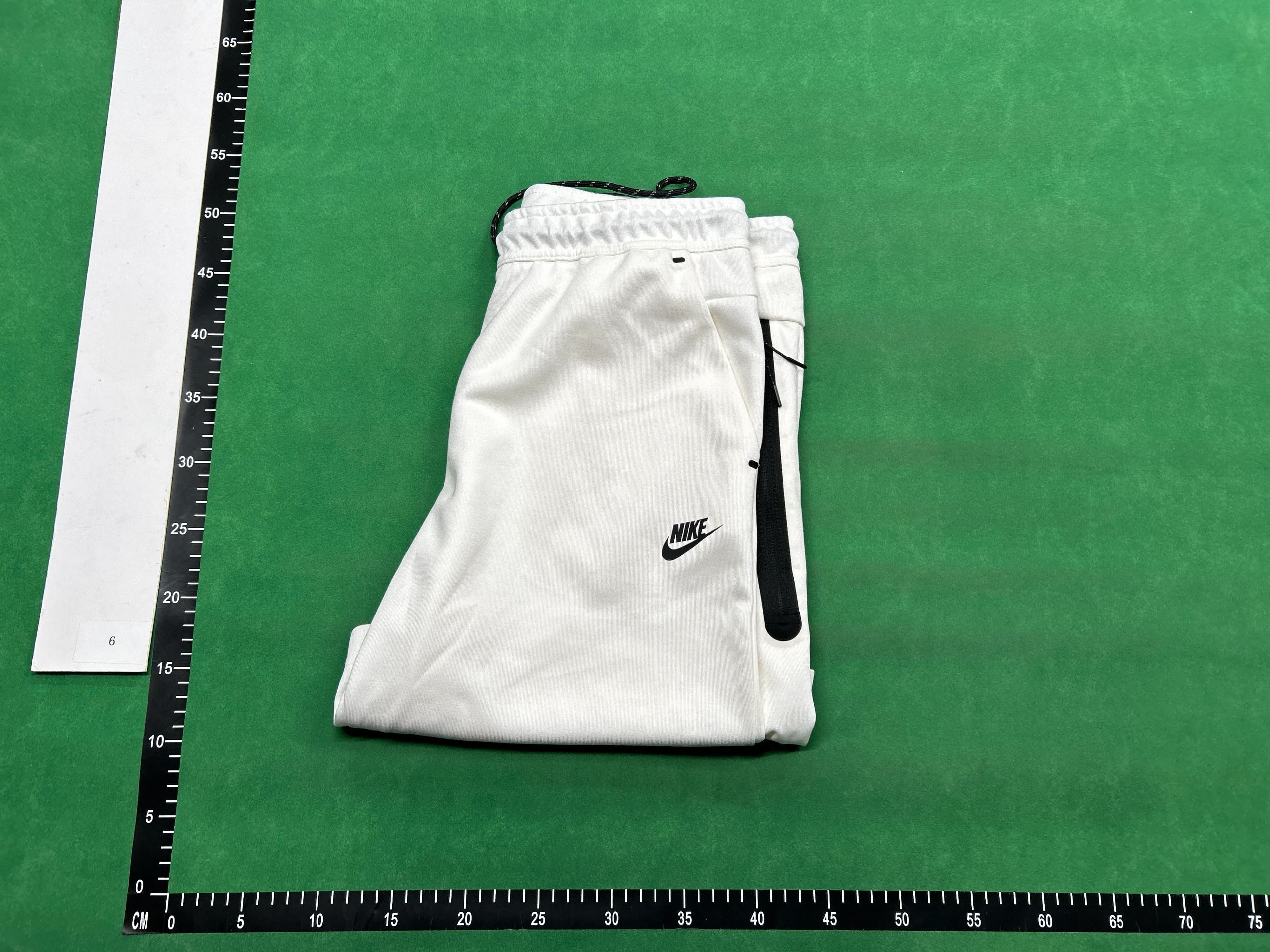 NIKE TECH ŠORC - Image 3