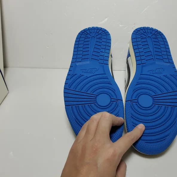 Travis Scott x Fragment ​Design x Air Jordan 1 Low - Image 5