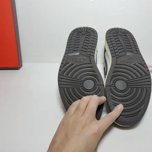 Travis Scott x Air Jordan 1 ​Low Dark Mocha - Image 5