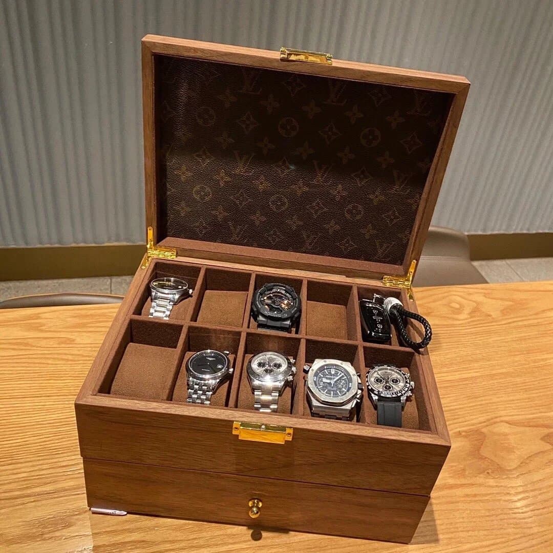 Second-hand series of old-fashioned leather watch boxes. Solid wood is carefully polished. The upper and lower layers can be used to place jewelry, watches, and jewelry. The three-purpose jewelry box greatly improves the storage effect. It is luxurious yet low-key. Size: 34 x 21 x 13 cm - OopBuy Spreadsheet