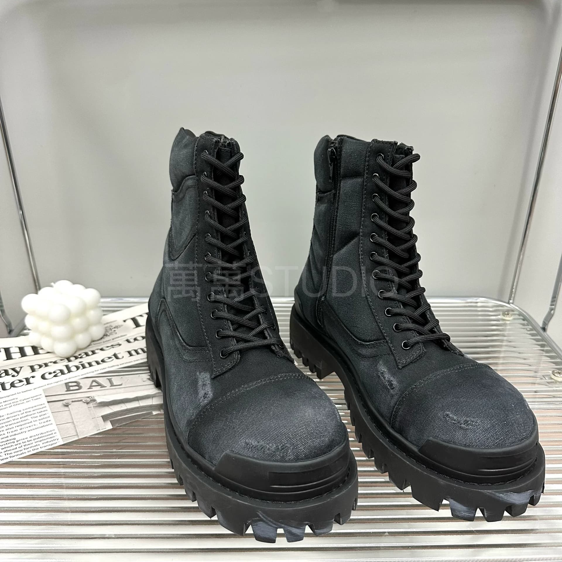 Wanwan STUDIO Retro style old damaged 11 hole big head Martin boots for men rubbed and damaged boots